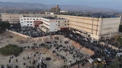 سوريون يخرجون السجناء من سجن صيدنايا  