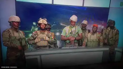 إقالة عبر التلفزيون وتوتر أمني.. هل وقع رئيس بنين في فخ الانقلابات؟