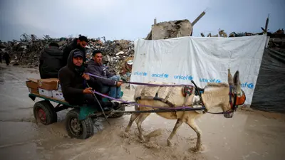 فلسطينيون في مخيم جباليا شمال قطاع غزة