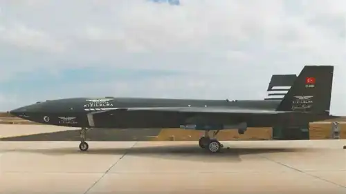 مسيّرة شبحية مسلحة من طراز "بيرقدار قزل إلما"