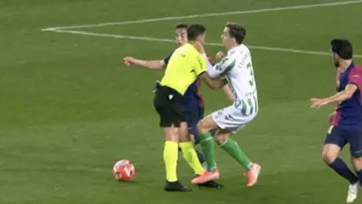 لقطة سقوط مانزانو حكم مباراة برشلونة وريال بيتيس