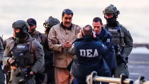 نيكولاس مادورو خلال اقتياده إلى المحاكمة في نيويورك