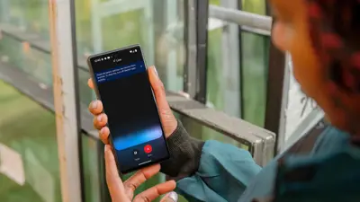 شخص يتحدث مع تطبيق جيمني