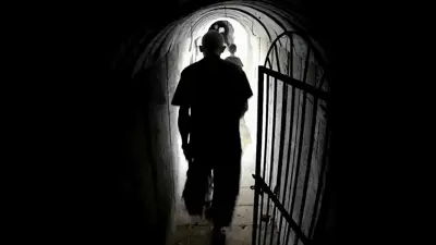 السنوار في نفق بغزة كما ظهر في مقطع كشف عنه الجيش