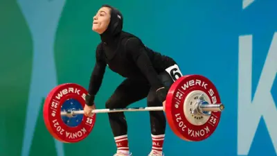 لاعبة المنتخب الإيراني لرفع الأثقال، فاطمة كشاورز