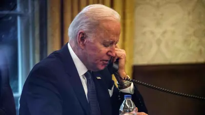 جو بايدن خلال إجراء اتصال هاتفي (تعبيرية)