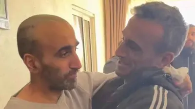 عبيد (يسار) بعد الإفراج عنه الأسبوع الماضي