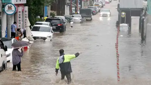 كوريون وسط الشوارع التي أغرقتها الأمطار