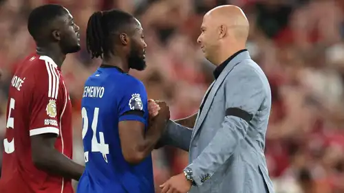 سيمينيو مهاجم بورنموث مع أرني سلوت مدرب ليفربول