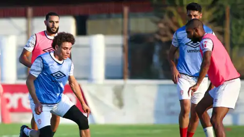 الشريمي (يسار) في تدريبات الإفريقي