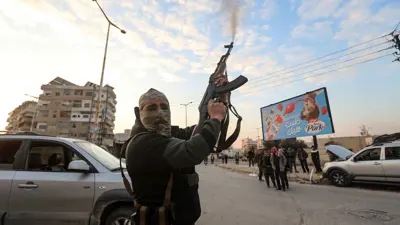 فرد من الفصائل المسلحة بعد دخول حماة