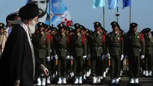 خامنئي يستعرض الحرس الثوري الإيراني