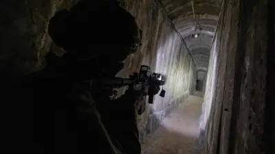 جندي إسرائيلي داخل أحد الأنفاق في قطاع غزة 