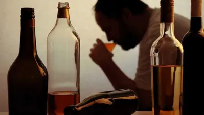 شخص يتناول الكحول