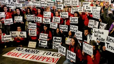 إسرائيليون يطالبون بإتمام صفقة التبادل
