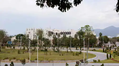 طريق خاو أمام فندق سيرينا في إسلام آباد