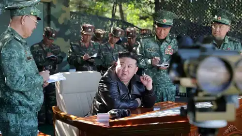 زعيم كوريا الشمالية وسط جنوده يتابع العمليات العسكرية