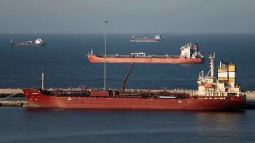 ترسو ناقلة النفط "لوجياشان" في مسقط بسبب إغلاق مضيق هرمز