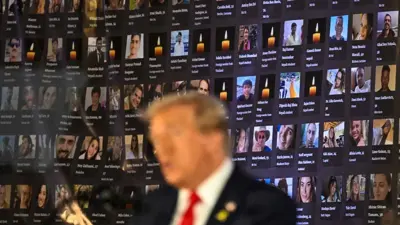 ترامب وخلفه صور القتلى والمحتجزين الإسرائيليين في هجوم 7 أكتوبر 