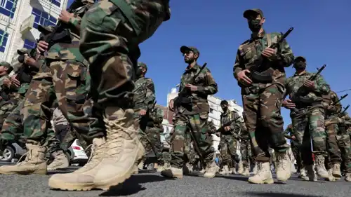 مقاتلون حوثيون يشاركون في عرض عسكري في صنعاء