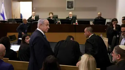 بنيامين نتنياهو خلال إحدى جلسات محاكمته بتهم الفساد