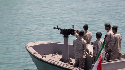 زورق حربي إيراني في مضيق هرمز