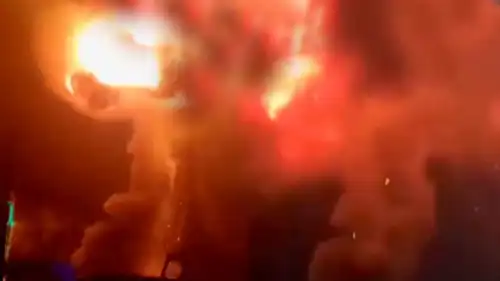 النيران تندلع من موقع الانفجار