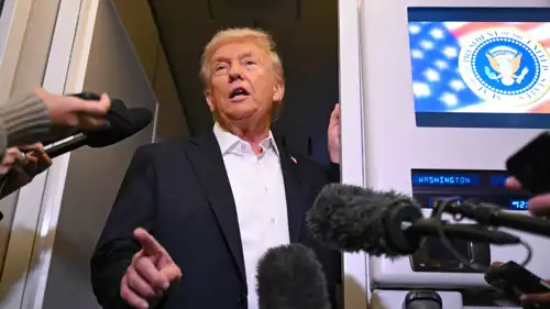 ترامب يتحدث مع الصحافة في طريق عودته من شرم الشيخ