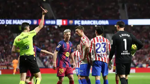 طرد لاعب أتلتيكو مدريد في مباراة برشلونة