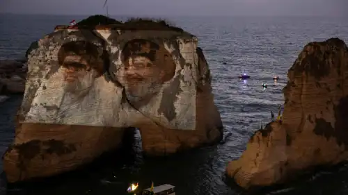 صورة نصرالله وصفي الدين على صخرة الروشة 