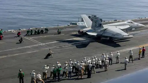 حاملة الطائرات الأمريكية "يو إس إس أبراهام لينكولن"