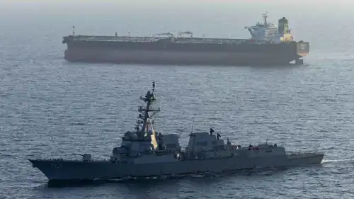 خلال اعتراض المدمرة الأمريكية للسفينة