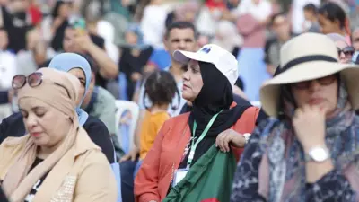 نساء يحضرن تجمعا انتخابيا لأحد المرشحين للرئاسة في الجزائر