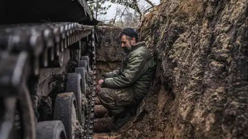 مقاتل أوكرانيا على إحدى الجبهات
