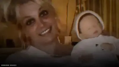 ما سر ظهور بريتني سبيرز وهي تحمل "دمية" غامضة؟