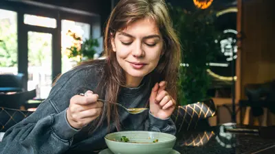 تناول الطعام وحيداً (تعبيرية)