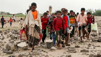 أطفال اليمن يصلون لحضور الفصول الدراسية على أنقاض مدرستهم المدمرة