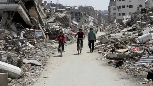 فلسطينيون بين الأنقاض في غزة