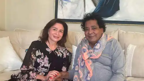 إلهام شاهين تزور محمد منير بعد خروجه من المستشفى