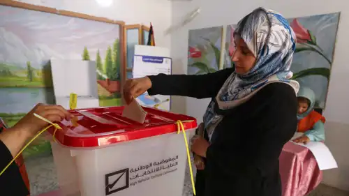 ليبية تدلي بصوتها في الانتخابات البلدية