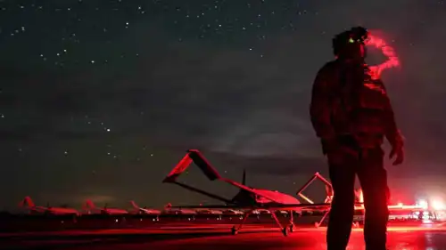 جندي أوكراني يستخدم جهاز الرؤية الليلية قبل إقلاع طائرات مسيرة  