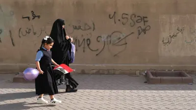 امرأة عراقية وابنتها