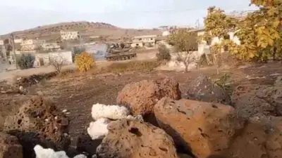 دبابة للجيش السوري خلال انسحابها