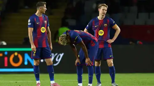 فريق برشلونة بعد الخسارة أمام سان جيرمان