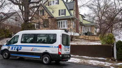 الشرطة الأمريكية أمام أحد المنازل 