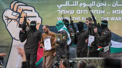 جانب من إطلاق سراح الرهينتين الإسرائيليتين أور ليفي وإيلي شرابي 