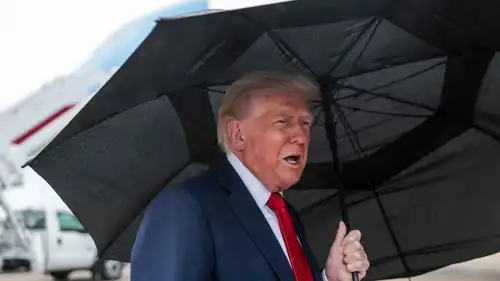 ترامب خلال صعودة إلى طائرته للتوجه إلى إسرائيل