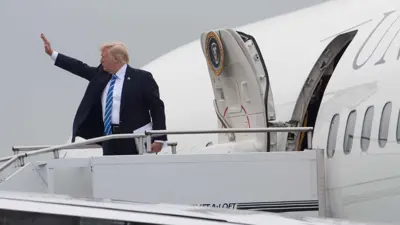 الرئيس الأمريكي دونالد ترامب على متن طائرة الرئاسة
