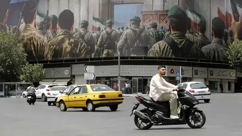 لافتة للحرس الثوري في شارع بطهران