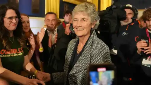 وصلت المرشحة المستقلة كاثرين كونولي إلى قلعة دبلن لإجراء فرز الأصوات في الانتخابات الرئاسية الإيرلندية في 25 أكتوبر.